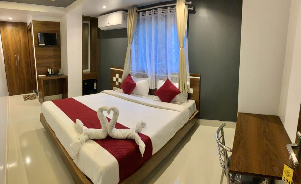 Premium room at Shanti Regency with a double bed, air conditioning and work desk